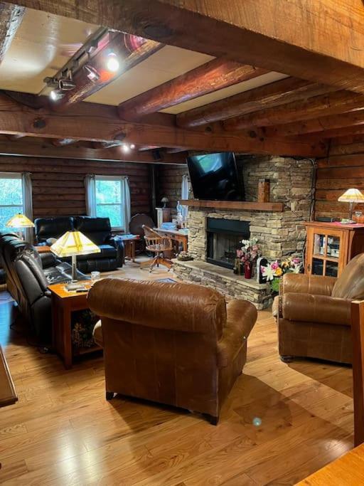Acorn Resort A Unique Retreat Cabin, 13 Acres Land Блумингтон Экстерьер фото
